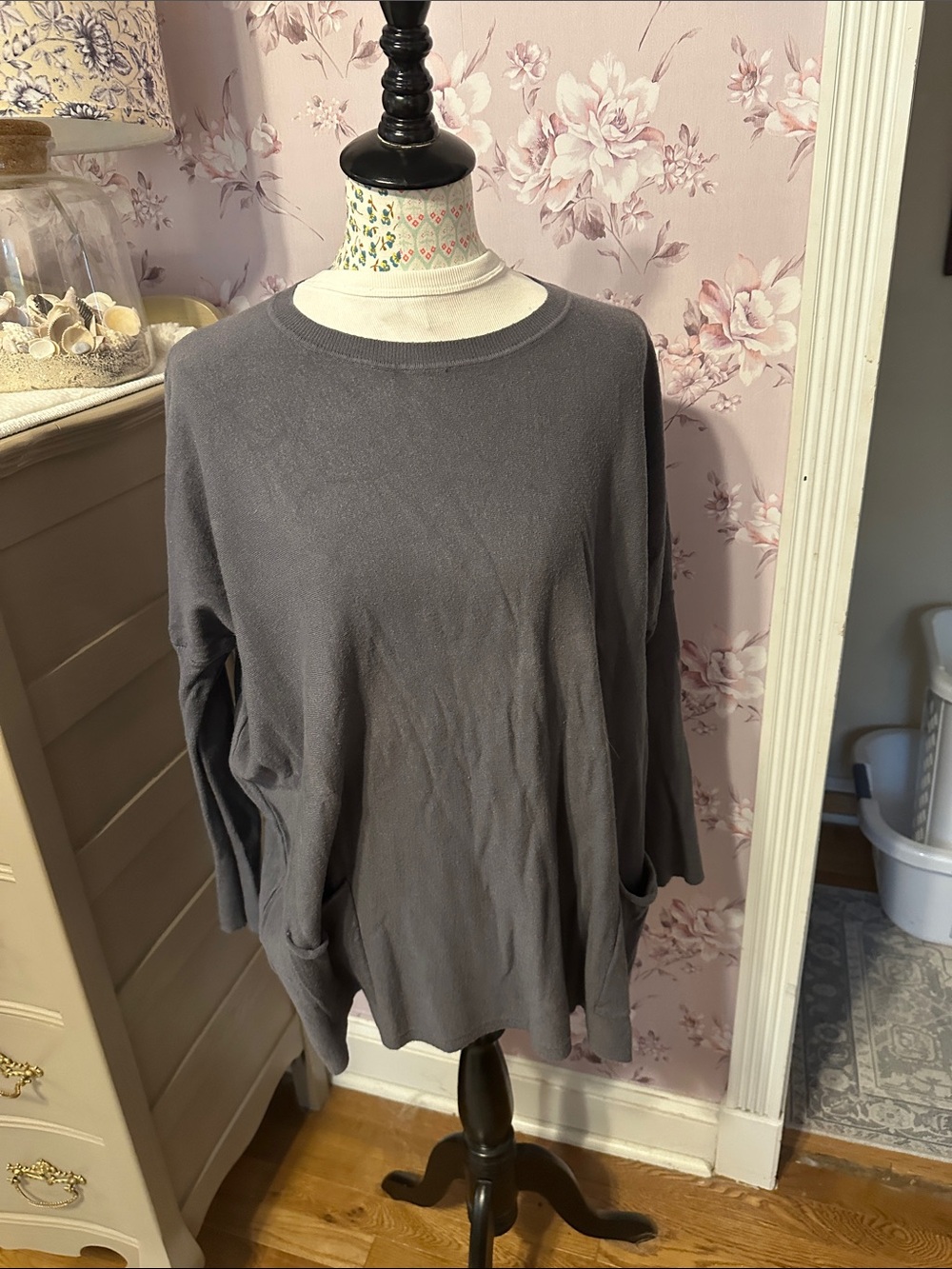 Comfortable Women's Gray Crewneck Long-Sleeve Top